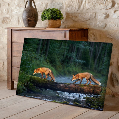 Toile dans une forêt sereine encadrant deux renards roux traversant gracieusement un art mural