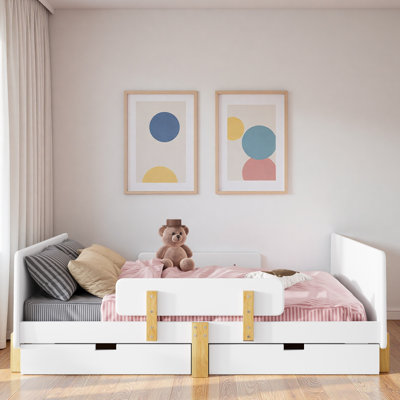 Lit plateforme avec tiroirs de rangement, garde-corps, petite tablette et crochets