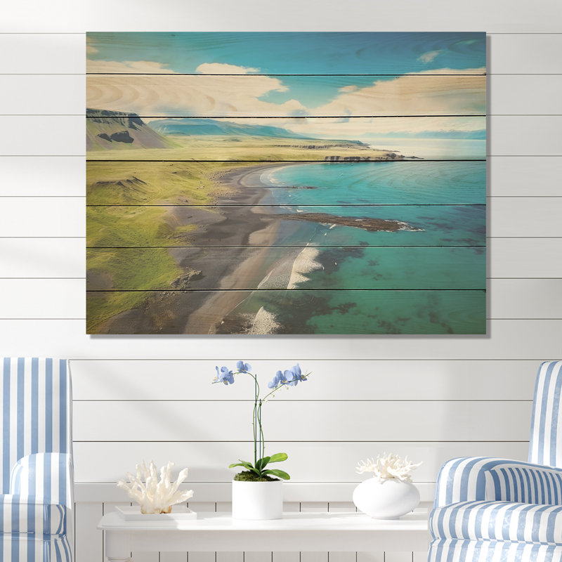 Plage vue aérienne en Islande III - plage et océan sur bois, H 24 po x l 32 po