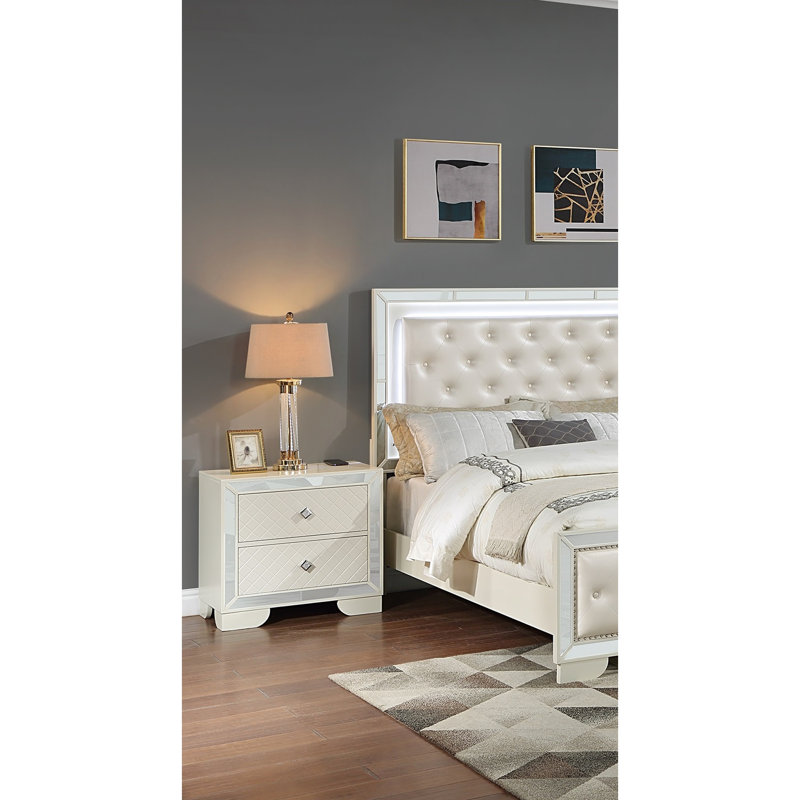 Table de chevet de style contemporain en bois crème avec 2 tiroirs, chargement sans fil et poignées de rangement en bois