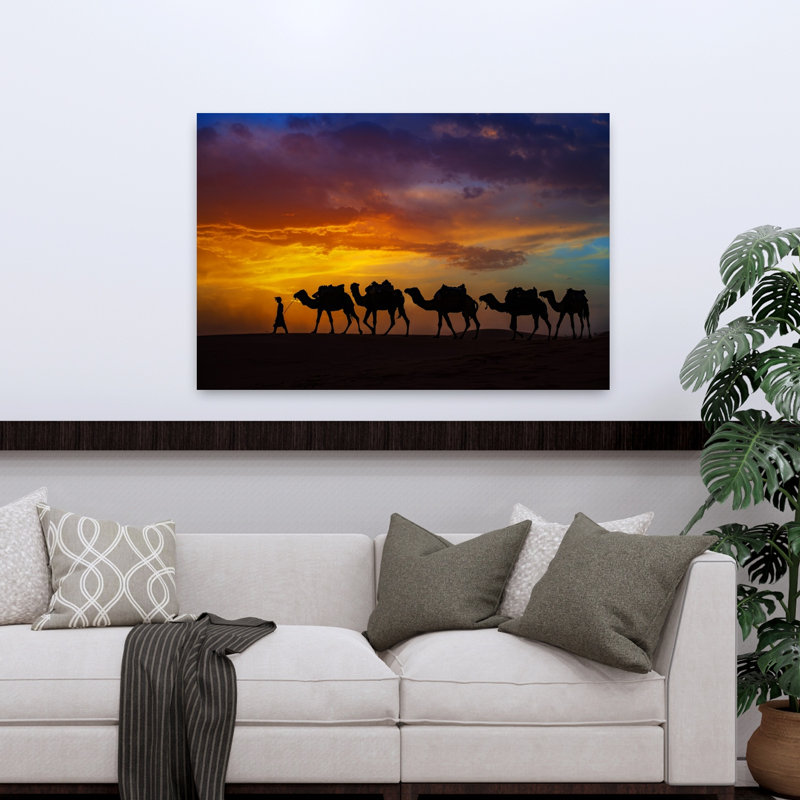 Désert, coucher de soleil, caravane, paysage dramatique abstrait contemporain, art mural