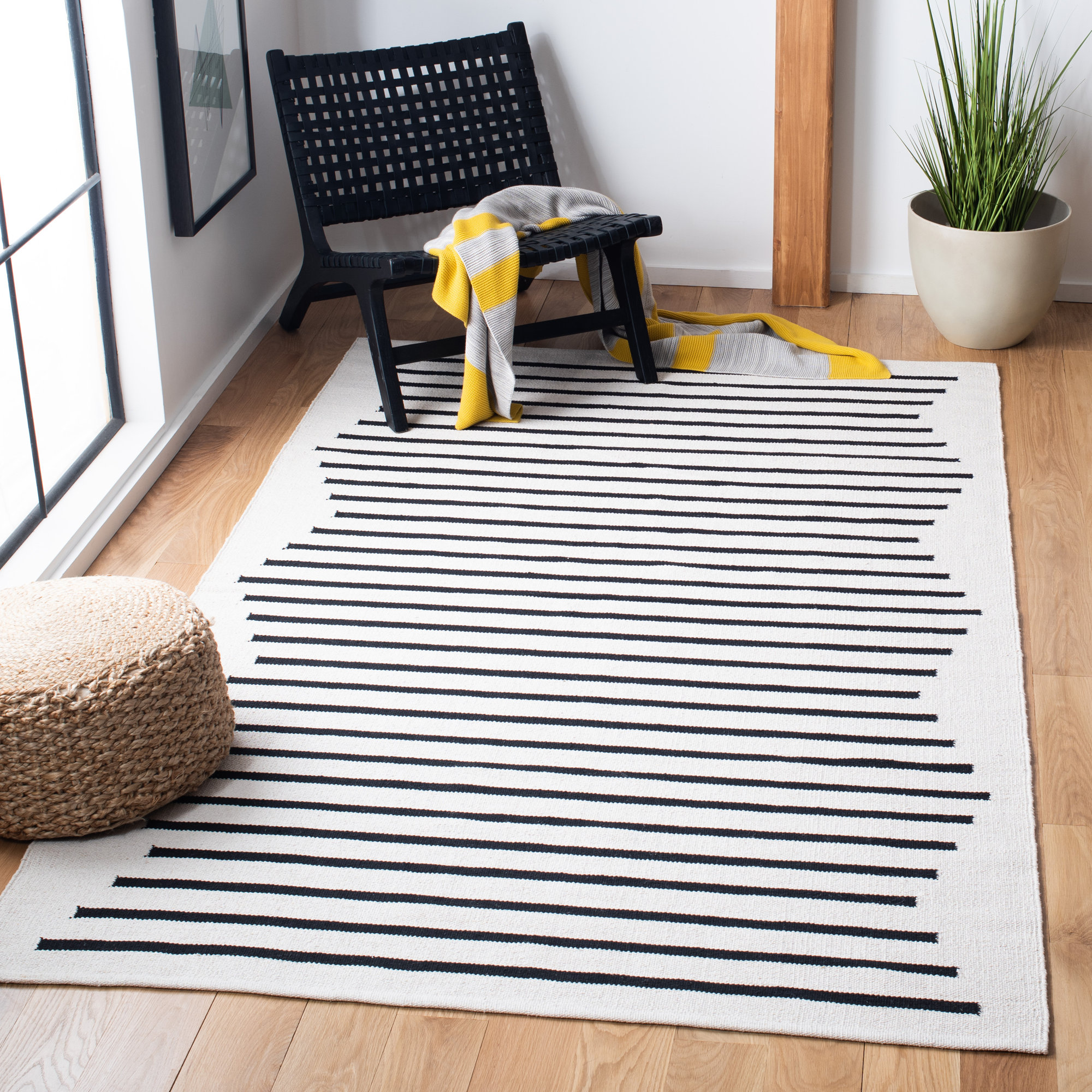 Mando Handmade Cotton Ivory/Black Rug, Rectangle 8' x 10'