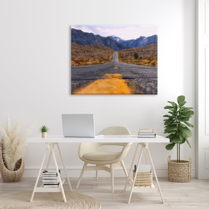 «Country Rust View Country Highway Road Distant Peaks» par Jeff Poe - Photographie de cadre flottant sur toile, Toile tendue