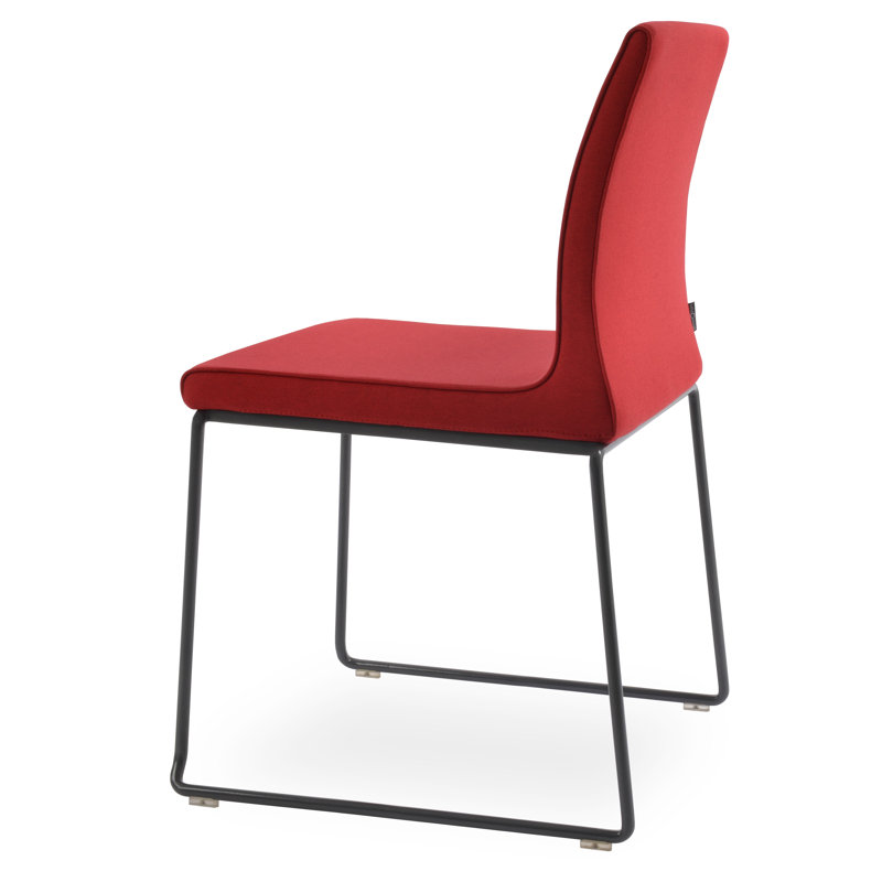 Chaise rembourrée empilable en tissu Polo, Rouge, Noir mat