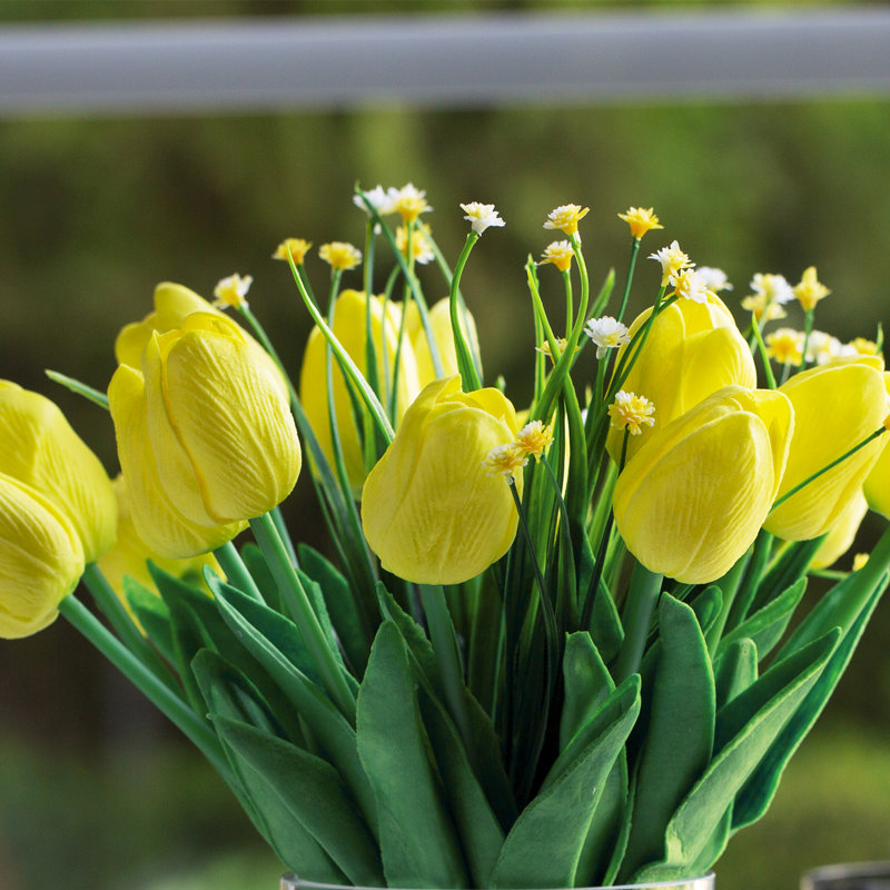 Arrangement floral de tulipes dans un vase, Jaune