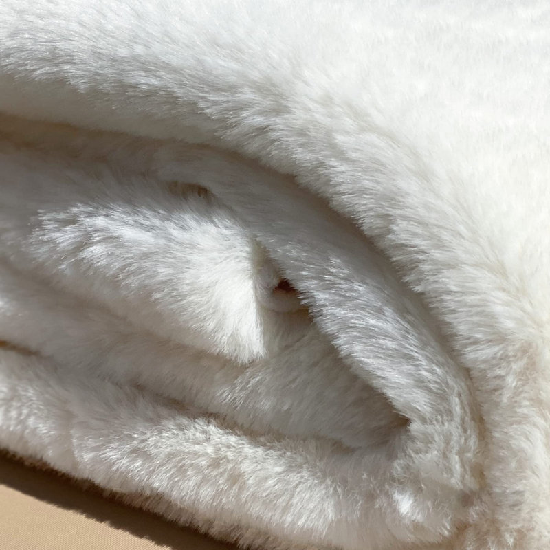 Tapis blanc en fausse fourrure de couleur unie Angeline, Rectangle 4 pi x 6 pi