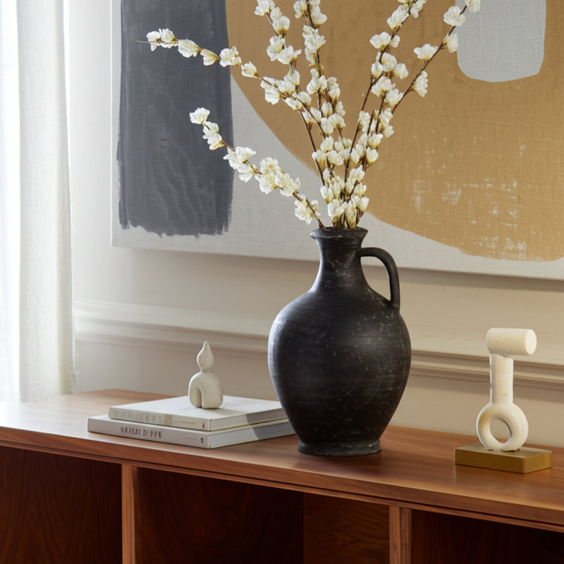 Vase en terre cuite avec poignée décorative moderne