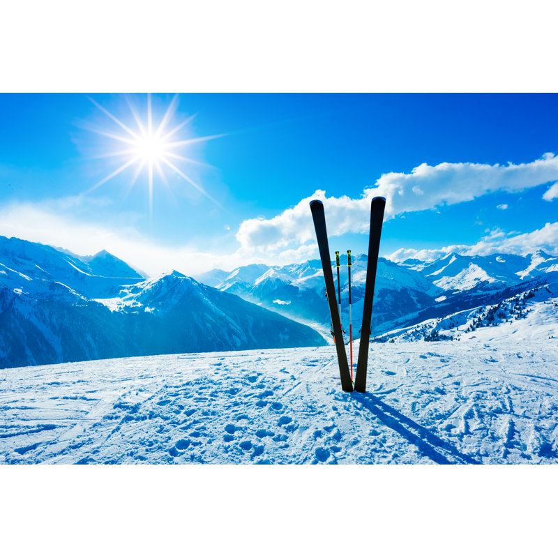Skis et bâtons sur le dessus de la station de ski de MBbirdy, H 24 po x l 36 po