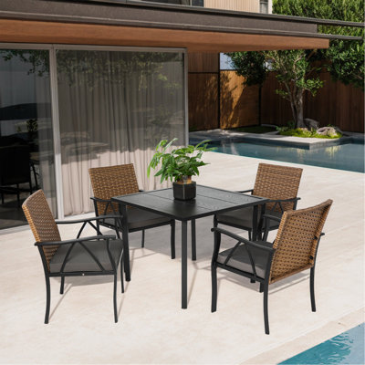 Ensemble de table et chaises d'extérieur en osier 5 pièces, ensemble de salle à manger de patio avec trou de table carré en acier et parasol, ensemble de table et chaises de patio pour porche de terrasse