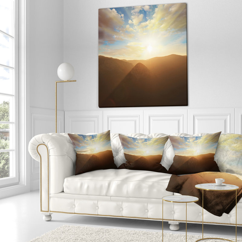 Coussin de montagne paysager de soleil sur gloomy, 16 po x 1 po, Coussin décoratif
