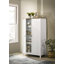 Armoire de rangement Claire avec finition en chêne et panneau à lattes encadrées