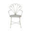 Chaise en fer blanc vieilli 24,5 x 22 x 38 po avec dossier orné d'un éventail
