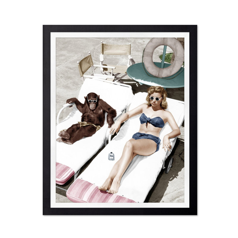 Chimpanzé et une femme se faisant bronzer, H 08 po x l 10 po, Affiche, Sans cadre