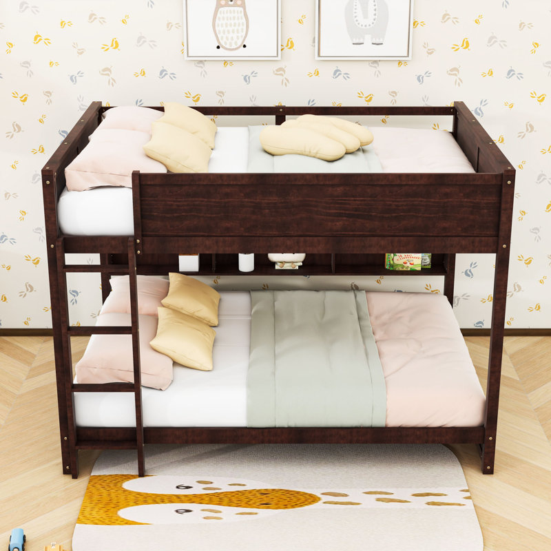 Lit superposé grand-lit en bois avec échelle intégrée et tablettes, Brun