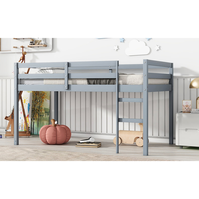 Lit mezzanine simple, gris Fabrication en bois d'hévéa massif. Fourni. Structure de lit à lattes renforcées. Plus sous le rangement. Faible hauteur pour le bois gris. Lattes plateforme. Espace de rangement