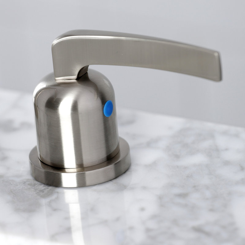 Robinet de salle de bain espacé à deux poignées à 3 poignées et fixation sur le comptoir Kingston, Nickel brossé