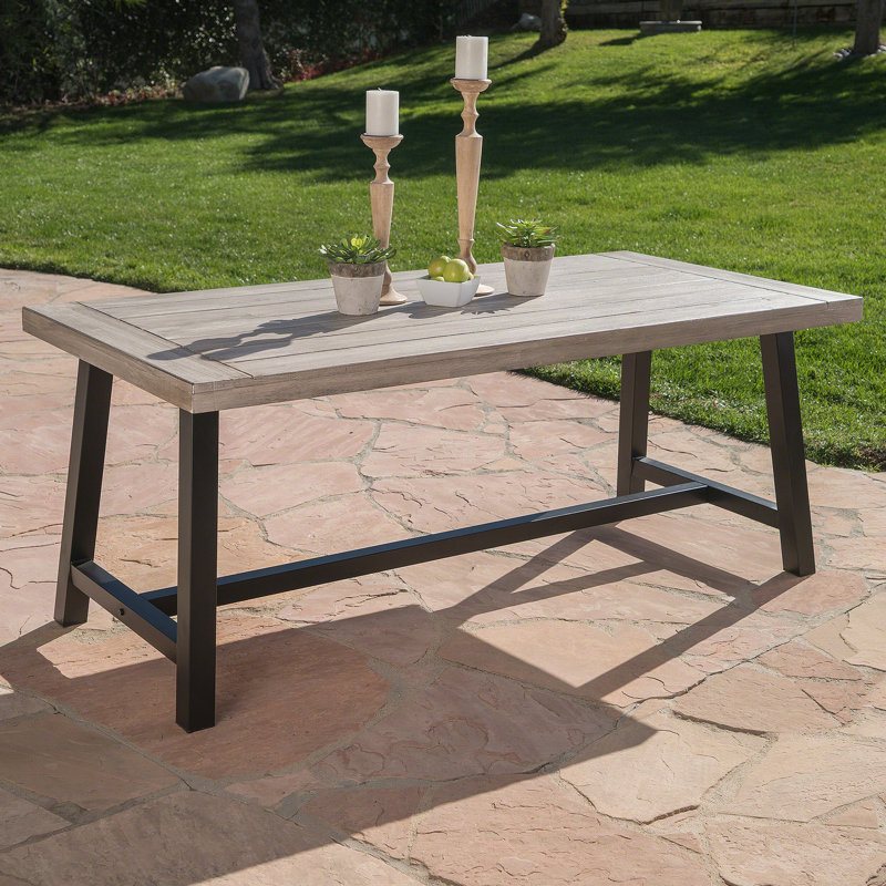 Table de salle à manger d'extérieur en bois d'acacia gris sablé clair avec cadre en métal noir rustique