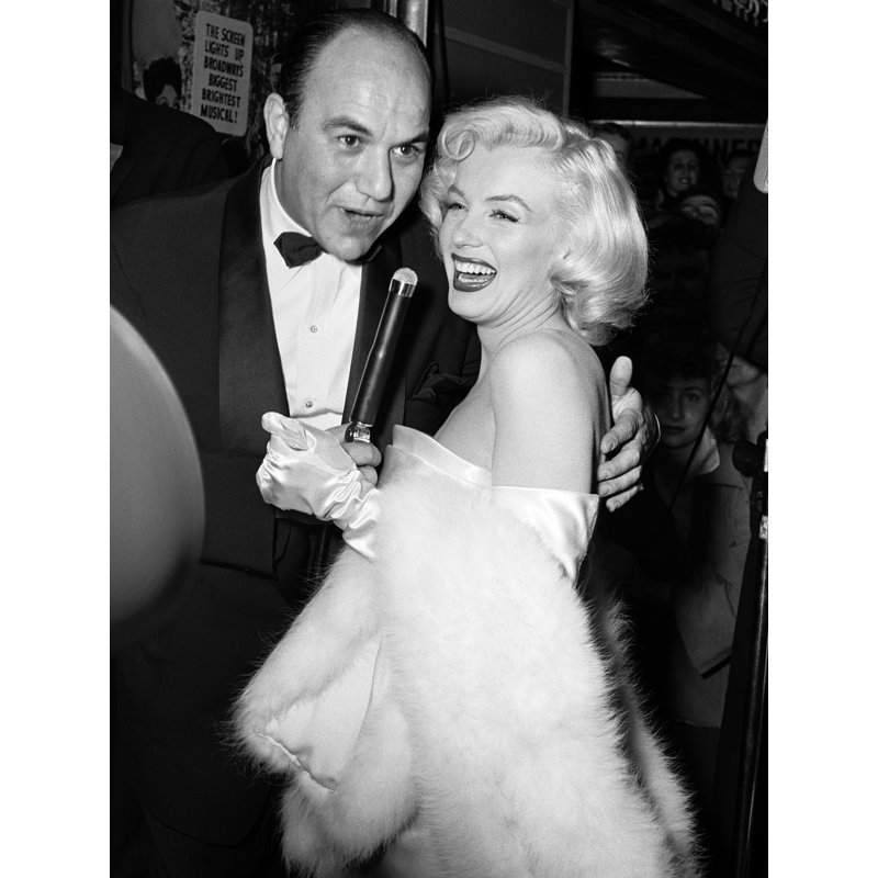 Marilyn Monroe souriant avec microphone - photographie, Sans cadre,  L 8 po x H 10 po x P 0,1 po