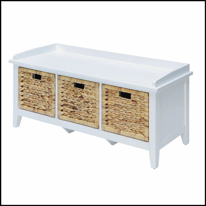 Banc de rangement beige et blanc avec paniers en rotin à 3 tiroirs, parfait pour les sièges organisés dans n'importe quelle pièce