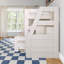 Lit superposé de style campagne moderne avec escalier et lit gigogne-375266321-375266322