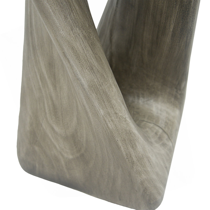 Table d'appoint d'extérieur en béton léger en forme de torsion avec texture semblable au bois et design sculptural moderne.