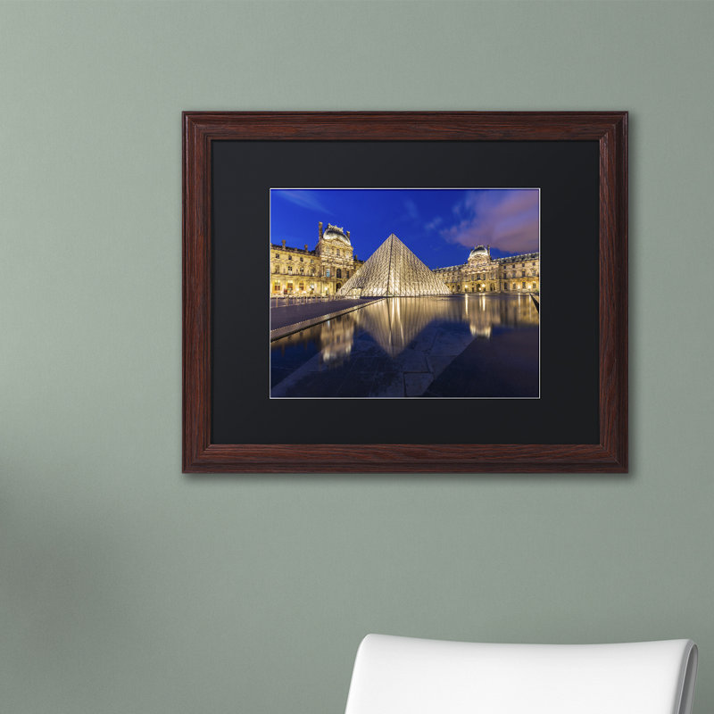 «Golden Hour in the Louvre», reproduction de photo sur toile encadrée, H 11 po x l 14 po x P 0,5 po, Cadre brun, Noir