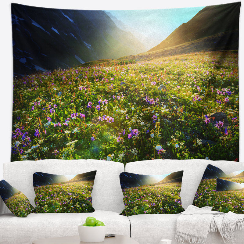 Tapisserie paysager avec des fleurs colorées, H 78 po x l 92 po