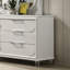 Commode contemporaine en acrylique blanc perle avec poignées en acrylique et panneaux en relief