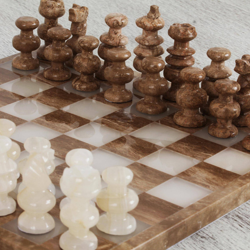 Jeu d'échecs brun fait à la main Saunemin