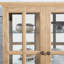 Armoire antique intemporelle avec tablettes réglables et objets de collection