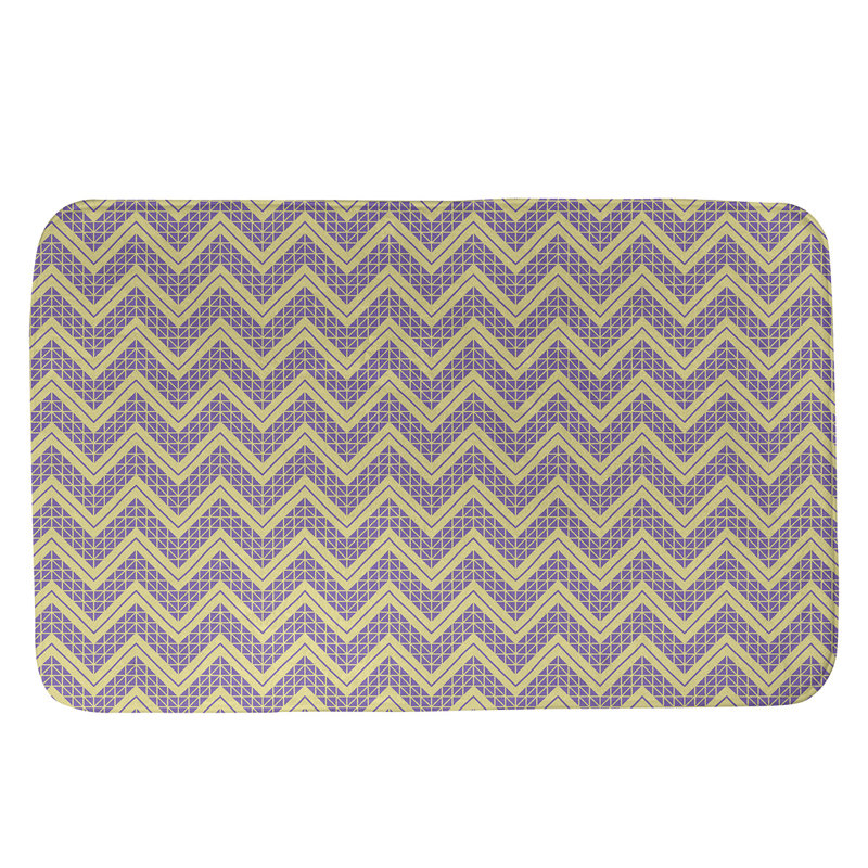 Tapis pour salle de bain à motif à chevrons à la main Stephenie, l 17 po x L 24 po, Jaune / Mauve