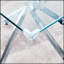 Table carrée contemporaine en verre trempé transparent avec pieds en acier inoxydable durable, parfaite pour les intérieurs modernes et les petits espaces.