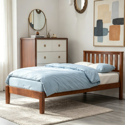 Lit plateforme en bois de pin robuste avec tête de lit et support à lattes de bois, parfait pour les chambres simples et les intérieurs modernes.