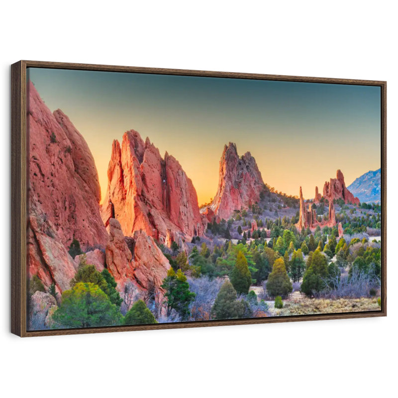 Jardin des dieux au lever du soleil, Cadre flottant noyer, 31 po x 21 po