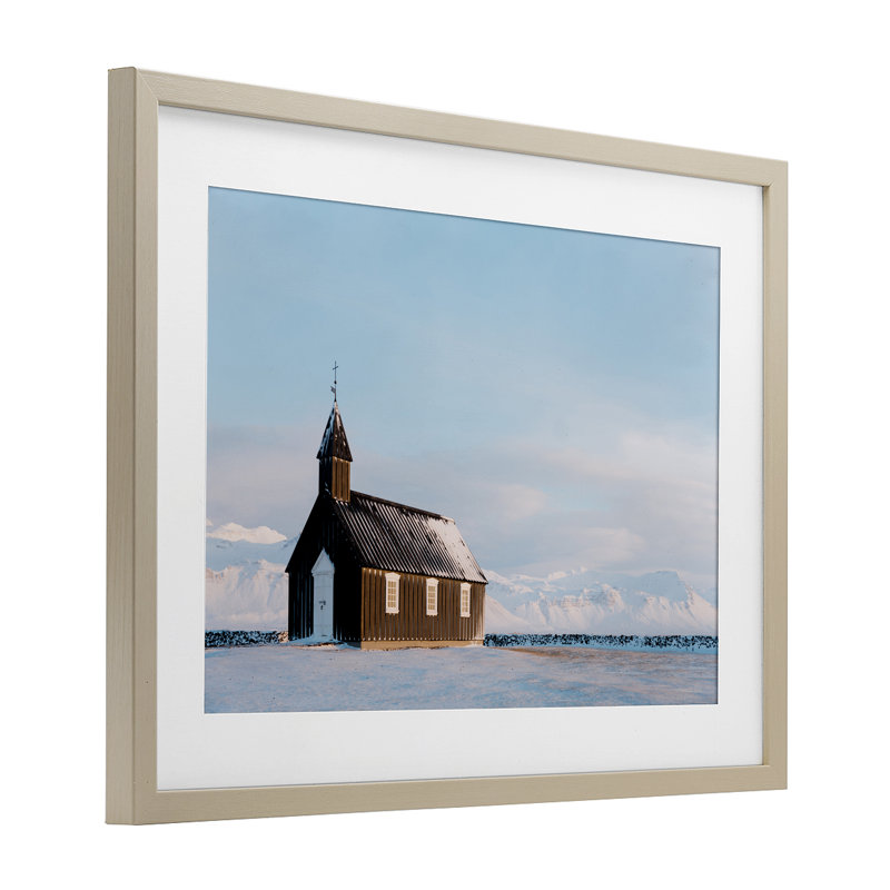 «Church on Vast Snowscape», reproduction encadrée sous verre, conception de Jade Sharp Photo, H 14 po x l 20 po