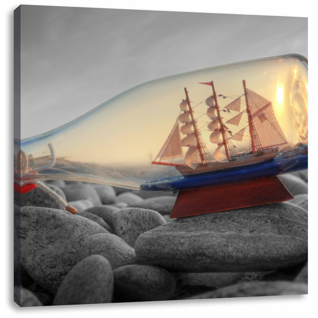 Leinwandbild Schiff in Flasche am Steinstrand