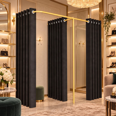 Cabine d'essayage double noire en forme de F pour deux personnes, utilisant des rideaux de séparation comme cloisons de confidentialité pour les zones d'essayage des boutiques et magasins de vêtements.