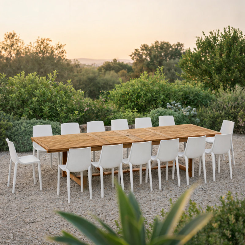 Ensemble de table de salle à manger extensible rectangulaire 15 pièces et chaises Whately | Finition teck | Idéal pour le patio, la table brun clair et les chaises blanches