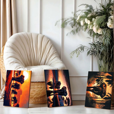 Ensemble de 3 affiches murales encadrées, représentant un troupeau d'éléphants d'Afrique, avec silhouettes d'animaux lors d'un safari au coucher du soleil. Décoration murale tropicale pour salon, chambre ou bureau. Style moderne et animalier. Sans cadre.