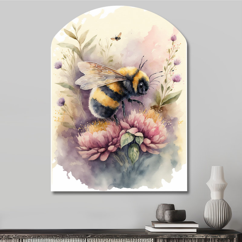 «Bee Flying To A Flower», aquarelle I - animaux, abeille en forme d'arche, art mural asymétrique, H 34 po x l 25 po