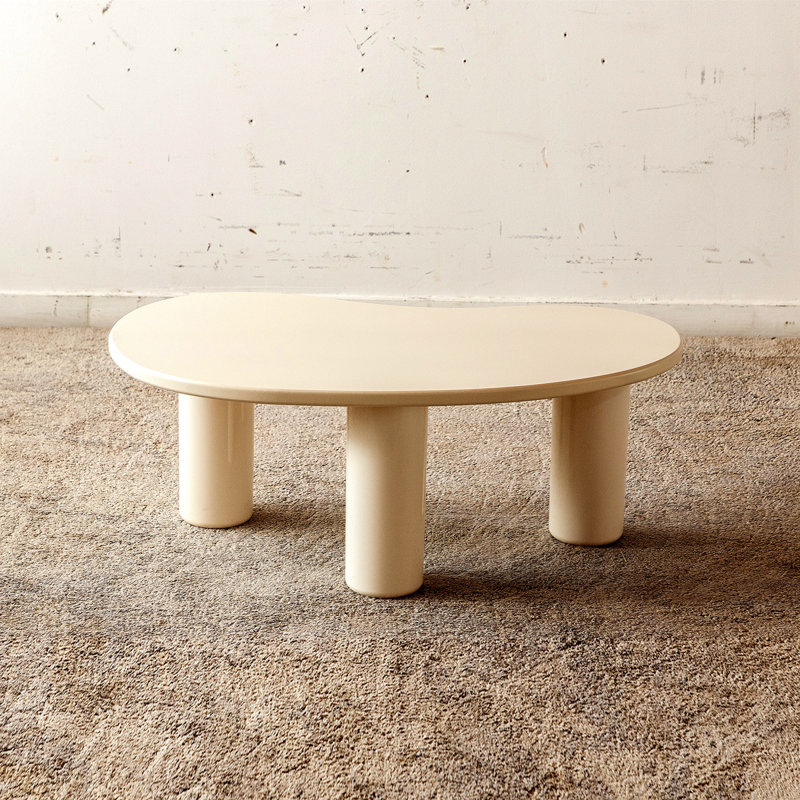 Table basse Cloud, table basse beige crème irrégulière de 35,43 po à 3 pieds, table centrale moderne pour le salon, table à thé d'intérieur, assemblage facile