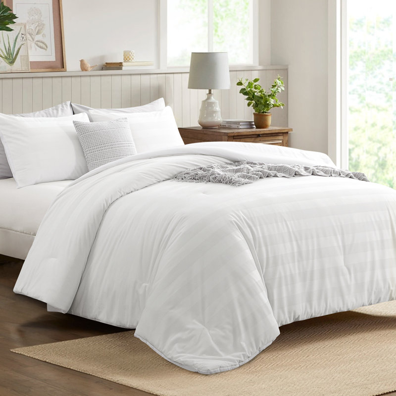 Ensemble de conforts en velours Aisbo Milk Velvet, Édredon pour très grand lit + 2 taies décorativ, Blanc