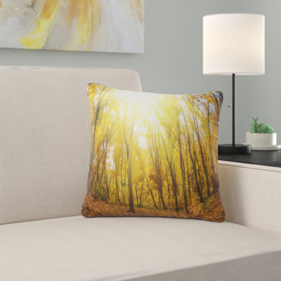 Forêt d'automne jaune au soleil - coussin imprimé forêt