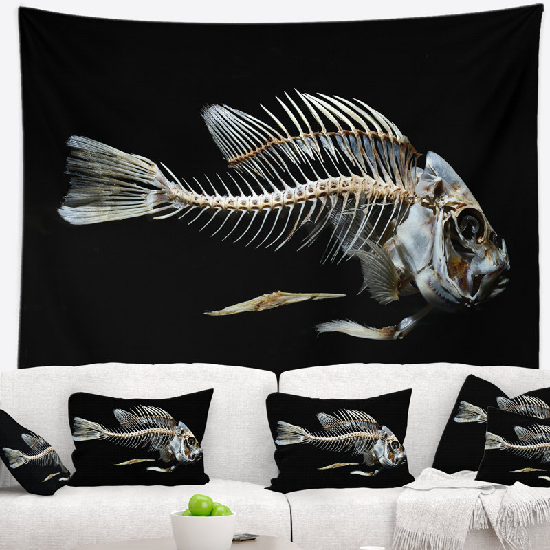 Squelette de poisson sur une tapisserie noire, H 78 po x l 92 po