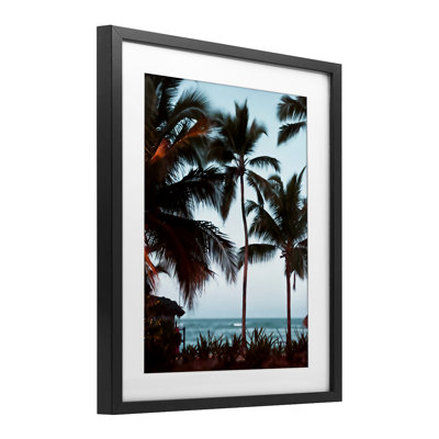 «Shady Palms Beachfront», reproduction sous verre encadrée, design par Noah Bay