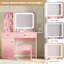 Meuble-lavabo rose moderne avec coiffeuse, coiffeuse avec miroir, prise de courant, tiroirs, tablettes et fauteuil de rangement pour la chambre à coucher