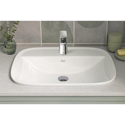 Lavabo de salle de bain vasque rectangulaire en porcelaine vitreuse avec robinet et trop-plein 18 po.