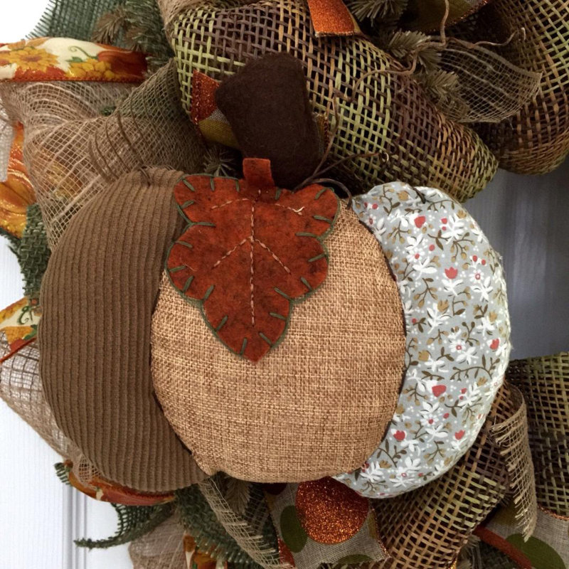 Couronne de récolte avec citrouille matelassée