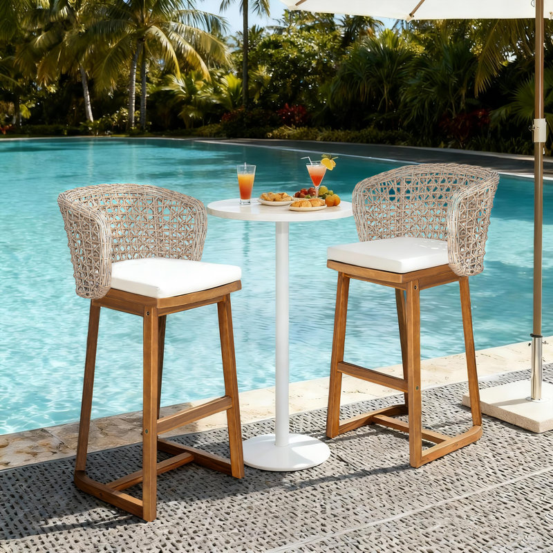 Ensemble de 2 tabourets de bar d'extérieur en bois d'acacia avec finition en teck, coussins beiges et dossiers en osier brun clair