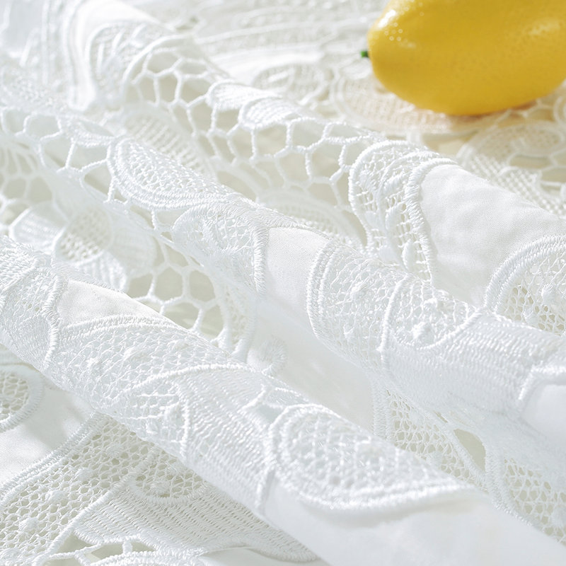 Nappe blanche brodée en dentelle brodée, L 83 po x l 59 po